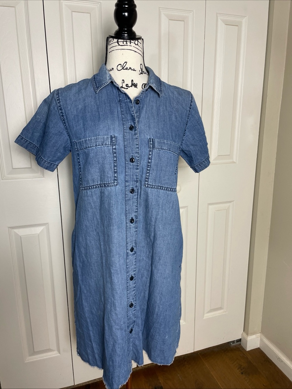 Madewell Chambray Shirt Dress Small Blue Denim Buttons Raw Hem Pockets Boho Mini